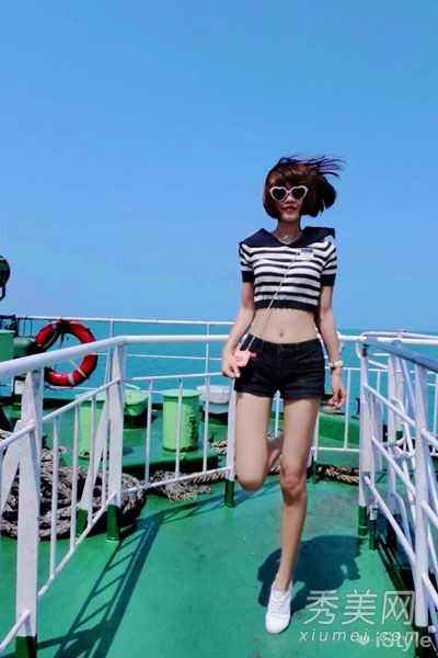 暴露肚脐的短T+短裤展示了漂亮的腰部和腿部。它们又辣又辣。