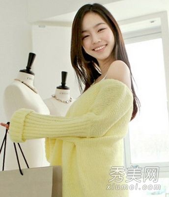 长直发重新成为流行发型,显示出温和的气质。