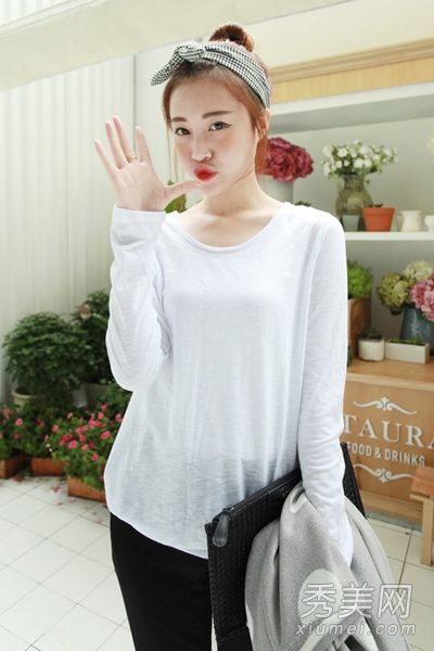 纯色打底衫是最通用的。今年穿它，明年继续穿它