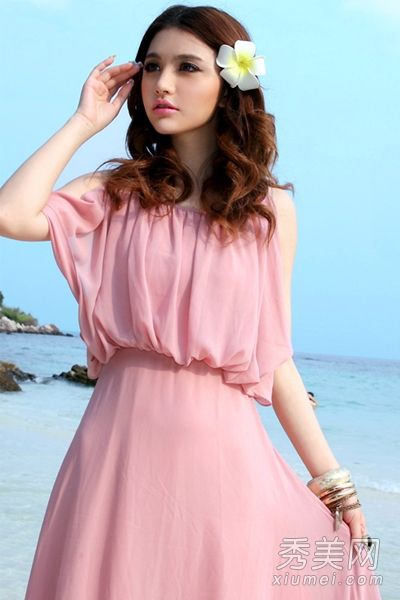 春天，一个娇小的女孩穿着一条长裙，创造出一个高挑优雅的身材。