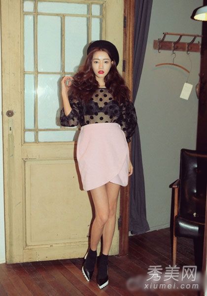 如果你想变得性感，穿一套里面有黑色内衣的透明服装，不要松手。