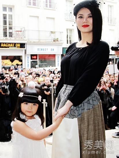 李翔和他的巴黎女性看着王诗龄可爱的发带变成小公主