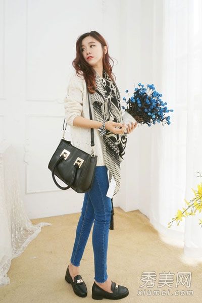 时髦的包会增强气氛。秋装是搭配不可或缺的。