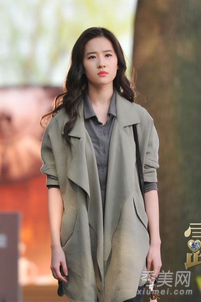 军装绿外套不能穿得像刘亦菲