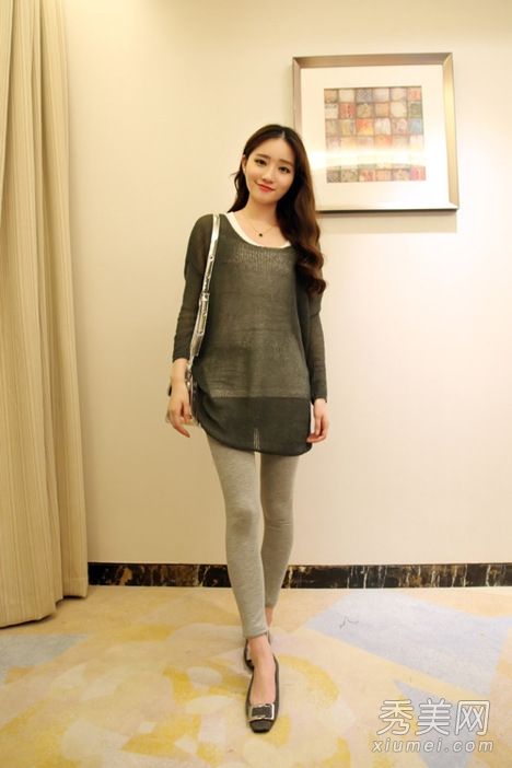 当作为裙子和紧身裤穿时，中号t恤既省心又苗条。