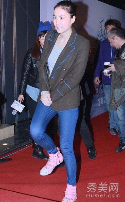 王菲穿了一套西装来降低女主角的年龄,并搭配她的西装外套。