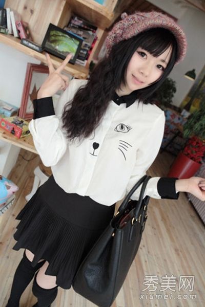 春季迷你短裙因迷人修长的双腿而流行