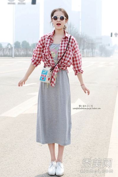 小粗腿穿长裙和黑色丝袜。脱掉你的裤子，成为一个淑女