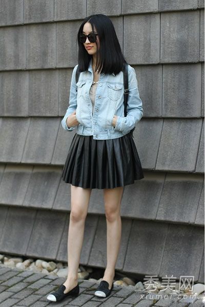 这个矮女孩的福音牛仔夹克和短裙很高。