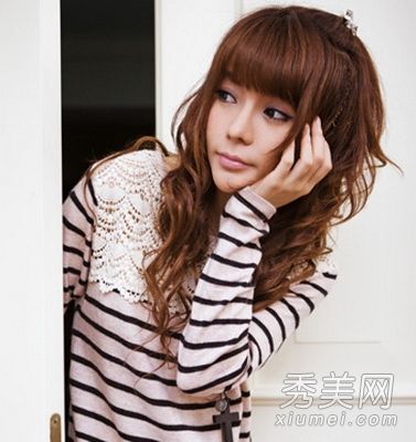 染发可以看到各种款式的时尚活泼的女士