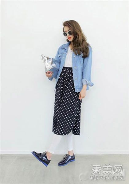 牛仔外套和长裙是四月雨天的最佳选择。