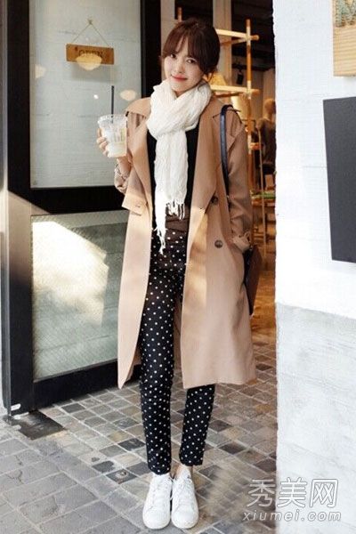 围巾的搭配使得造型时尚而温馨。