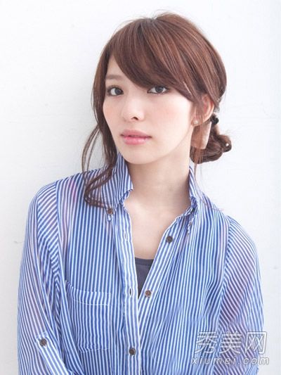 一个简单的中等长度的头发编织教程说明了女士有最新鲜的气质。