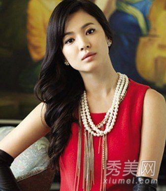 梨花头鬈发造型展现早春多变的气质。