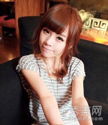 充满少女发型的年轻人和可爱的女孩很有吸引力