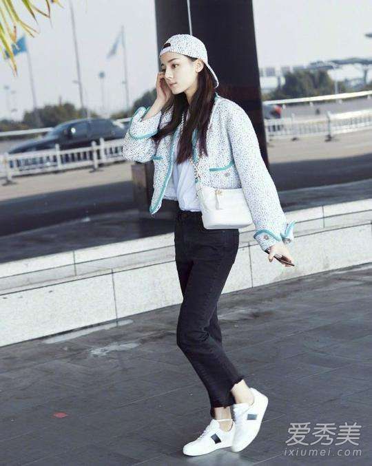 在迪丽热巴街道上拍摄的最新照片是美丽的。