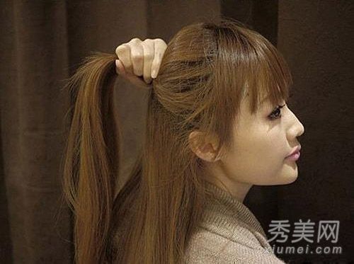 清瘦的脸庞，扎着辫子，扎着插图的辫子，绽放着清纯美丽的气质