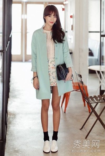 春装搭配短裙保暖，展现美腿