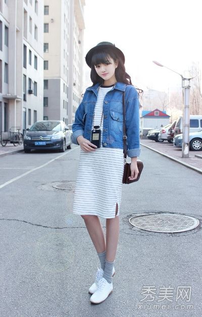 牛仔夹克和连衣裙都很帅气，也很时尚