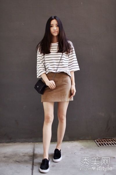 条纹t恤和短裙既时尚又甜美,而且显而易见的是可以减少年龄。