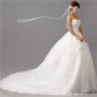 如何穿着胸部小而没有胸部的婚纱?穿着胸部臃肿婚纱的小贴士