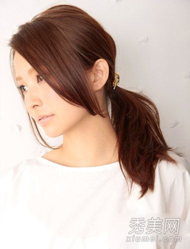 超级简单的马尾辫领带图改变可爱的邻居女人