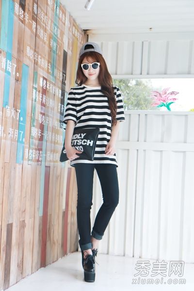 把你的大屁股藏在中号t恤或紧身裤里是很薄的。