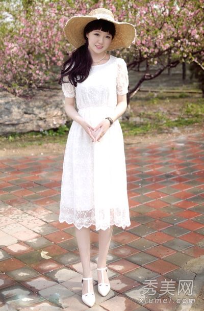 穿高跟鞋的服装散发出优雅的女性气质。