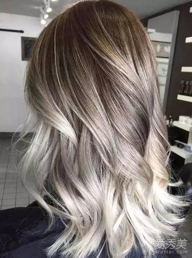 头发颜色和卷发是2016年7种流行发型分析中的亮点