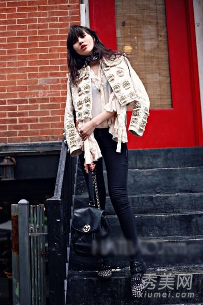 春天的衣服和夏天的衣服以及薄外套混合在一起,在四月份都很突出。