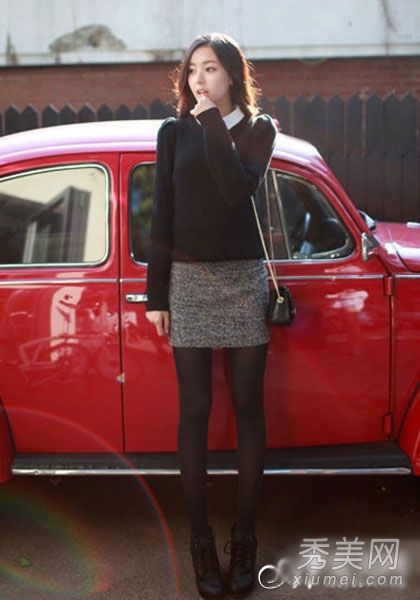 针织衬衫搭配短裙看起来更苗条，搭配春装看起来更高。