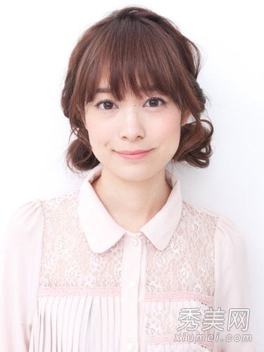 在俏皮的双马尾扎法中,长发与学校的美丽结合在一起。