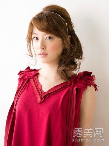 长发侧扎更优雅的是圆脸贴合发型的扎法