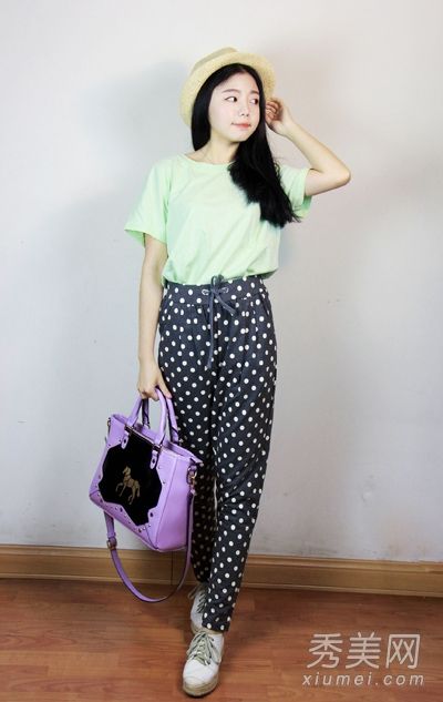 略胖的女性为了舒适和时尚会穿t恤和哈兰裤。