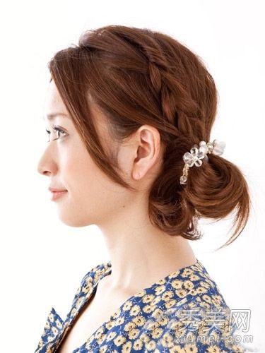 在夏天,打领带球最简单的方法是自己动手做,然后分五步出门。