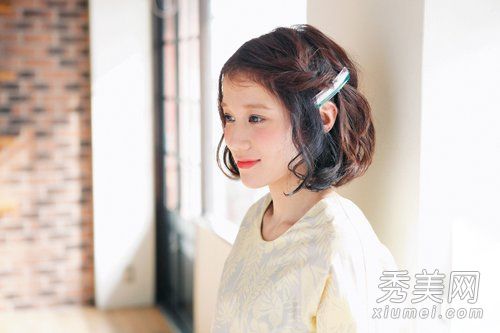 清纯而迷人,留着齐肩长发和辫子,是一位女性模特。