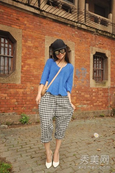 哈兰裤可以和任何衬衫、t恤、雪纺衬衫搭配。