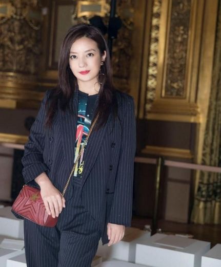 巴黎时装赵薇带的红色包是什么牌子的？