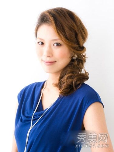 夏季卷发搭配课程展现优雅和温柔的风格