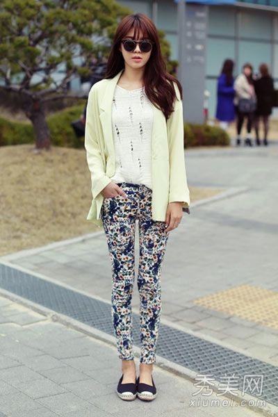 西装外套配紧身裤简单、干练、苗条。