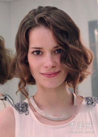 一分钟的长发变成了短发，法国人立刻优雅的摇头