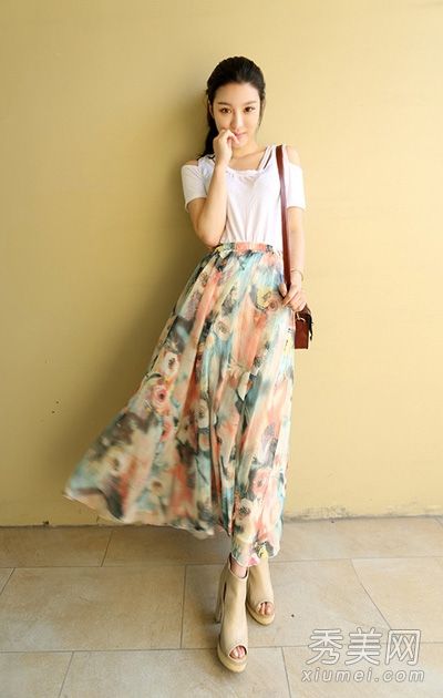 半身裙的t恤是最时尚的高矮款。