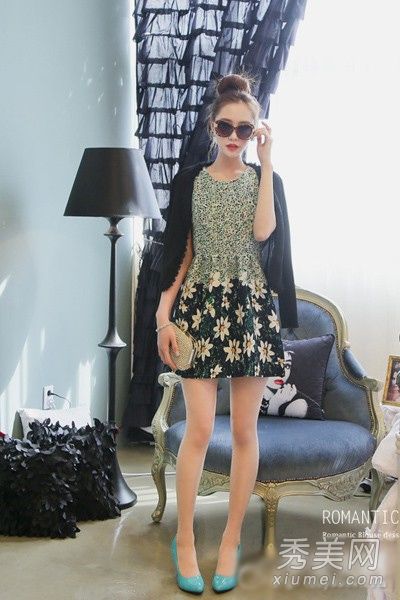 成熟女性穿连衣裙+高跟鞋和长腿最有吸引力。