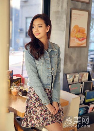 清明节外出穿牛仔外套配碎花裙很漂亮