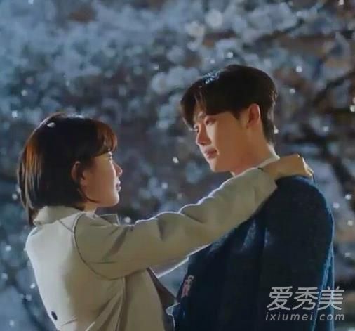 当你睡觉的时候，秀芝同样的小白鞋是什么牌子的？