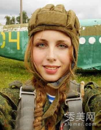 俄罗斯24岁美女空降兵爆红头发，美女胸部和奶茶mm