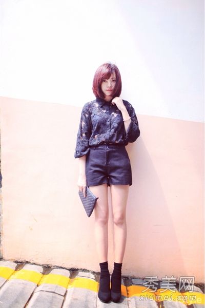 四月,街上的衬衫和短裤用长腿突出来显示高度。