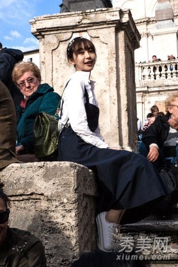 巧用发带扎头发李菲儿头巾学会扎头发