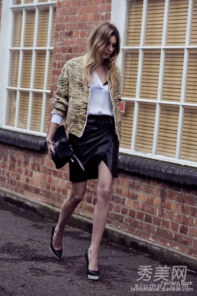 迷你裙+高跟鞋穿长腿和大气