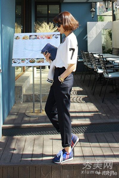 t恤+运动鞋休闲运动风降低年龄展现活力